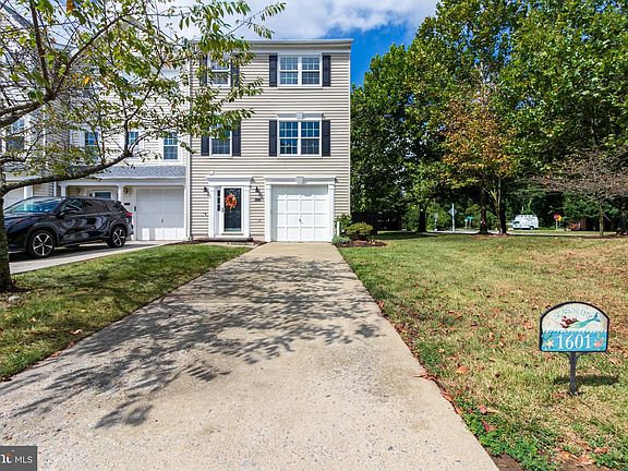 3rd image of 1601 Katheryne Village Sq