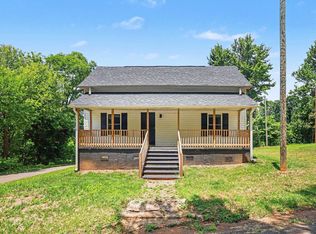 586 Hickory Dr, Startex, SC 29377