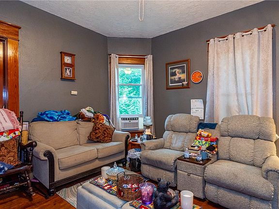 5th image of 421 Monterey Dr