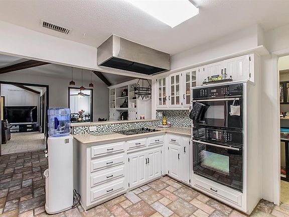 5th image of 1302 Pecan Valley Dr