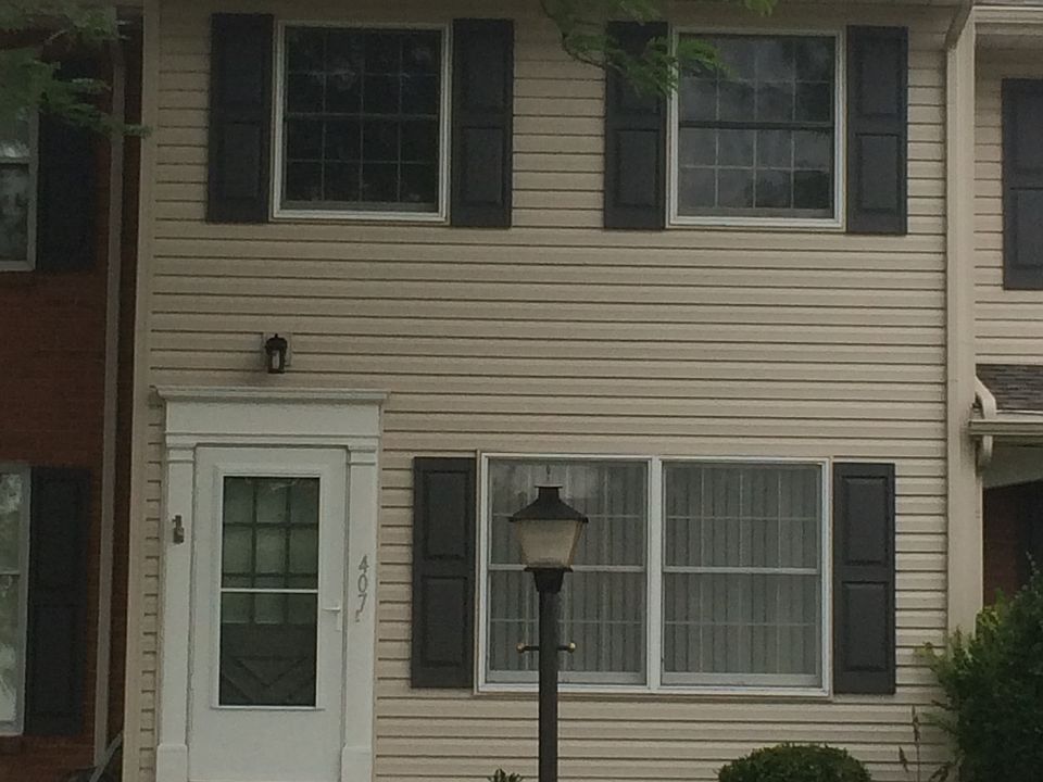 1st image of 407 Windsor Park Dr