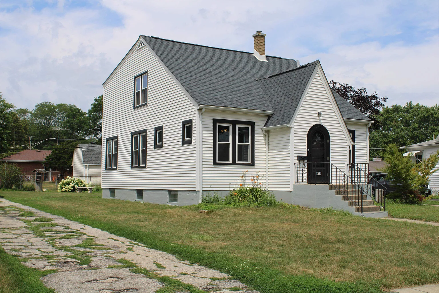316 Marguerite St photo 1