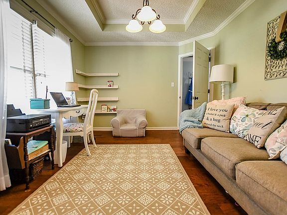 4th image of 408 Shirley Pl