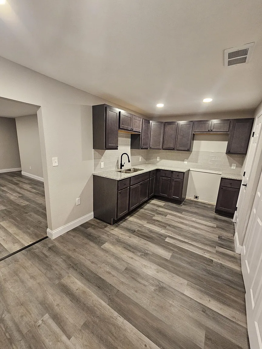 2044 Kappel Dr photo 1