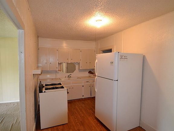 5th image of 589 S Devine St