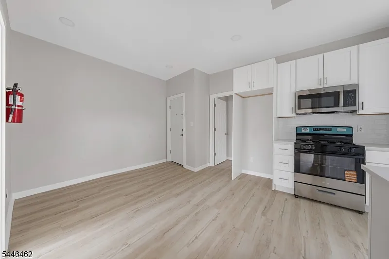 3 bed, 1.0 bath, $2,500 — Photo 3