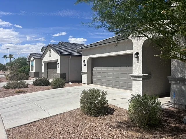 4 bed, 2.5 bath, 1915 sqft, $2,700 — Photo 3