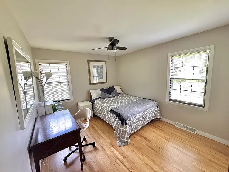 319 E 100th Ter — Photo 10