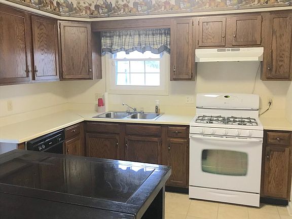 5th image of 131 Sturbridge Ln