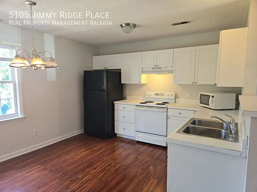 2bdrm 2.5 ba Townhome. — Photo 4