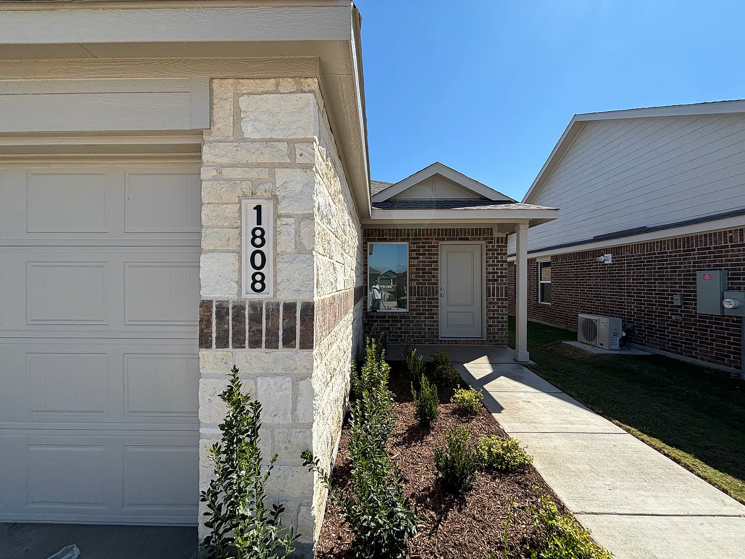 4 bed, 1656 sqft, $2,500 — Photo 3