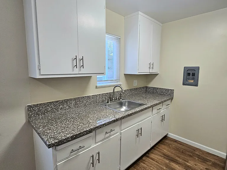 527 Walker Dr — Photo 4