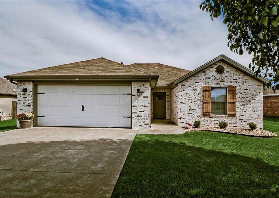 1st image of 680 Olivia Ln