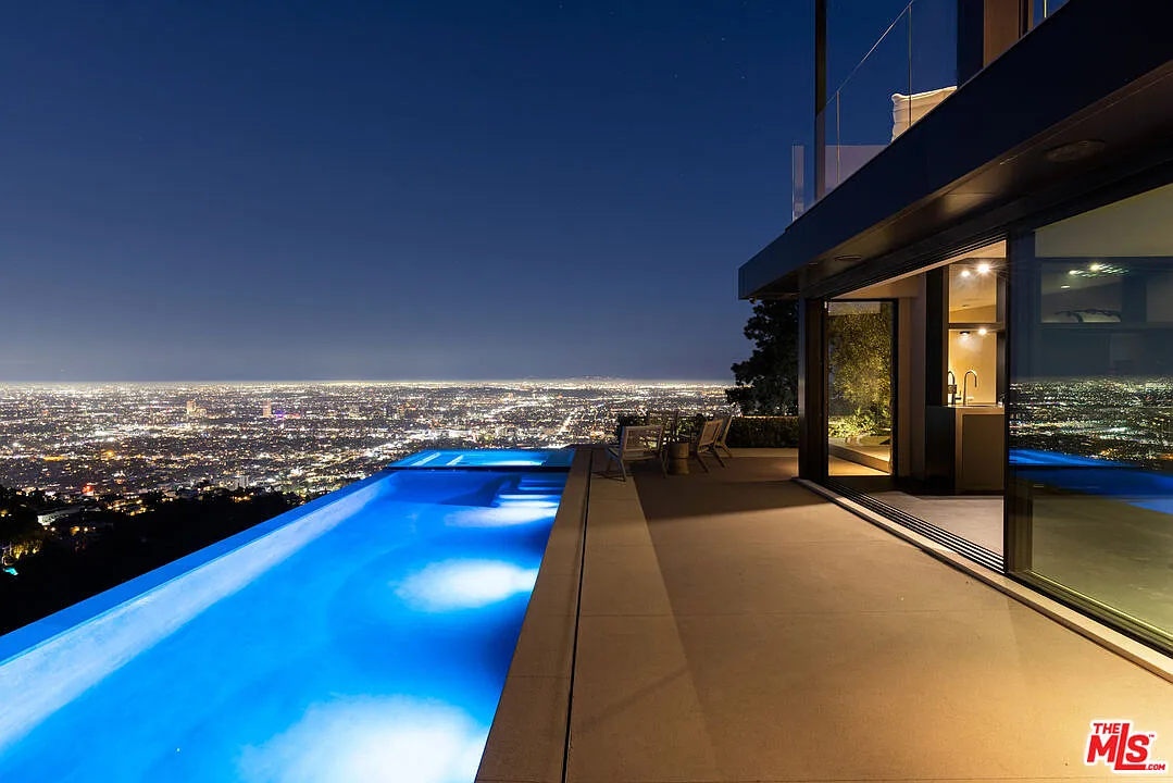 4 bed, 5.0 bath, 5000 sqft, $75,000 — Photo 1