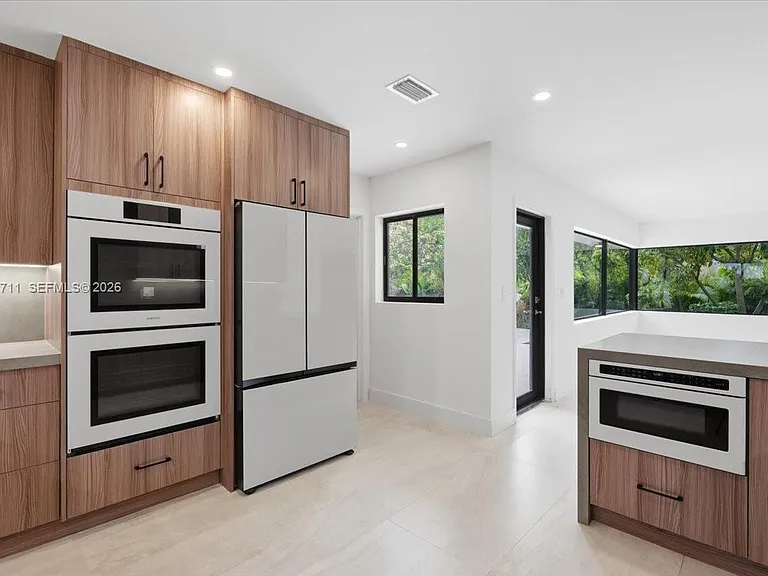 1215 NE 110th St — Photo 14