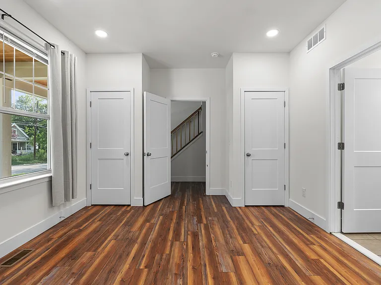 435 Hiscock St — Photo 31