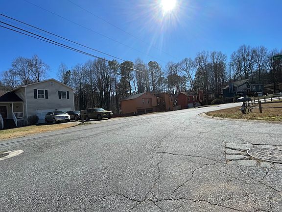 4th image of 2800 Creekwood Ln
