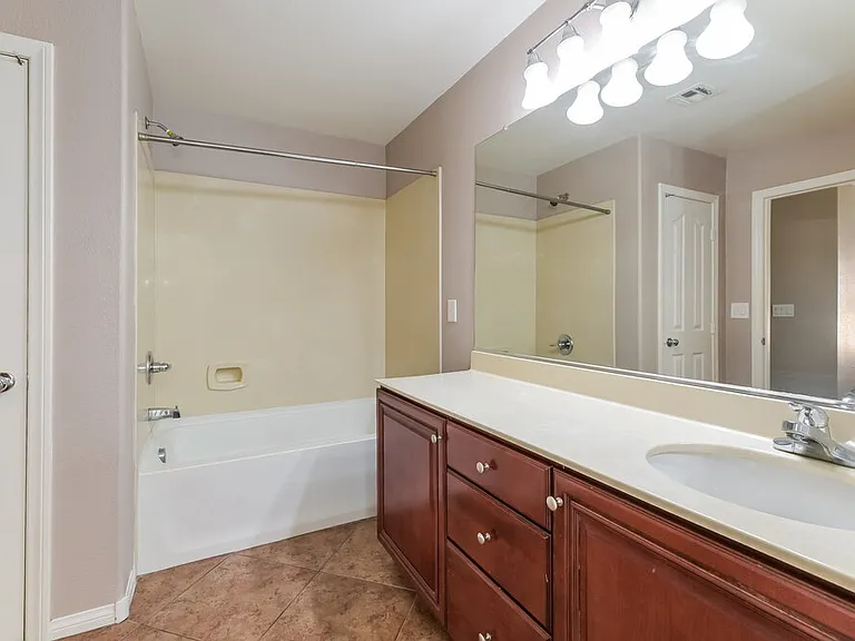 10012 Pelham Park Ave — Photo 11