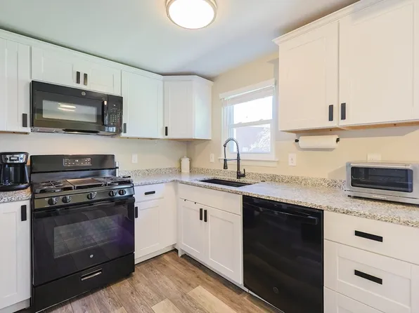 38 Village Green Dr Unit 38, North Andover, MA 01845