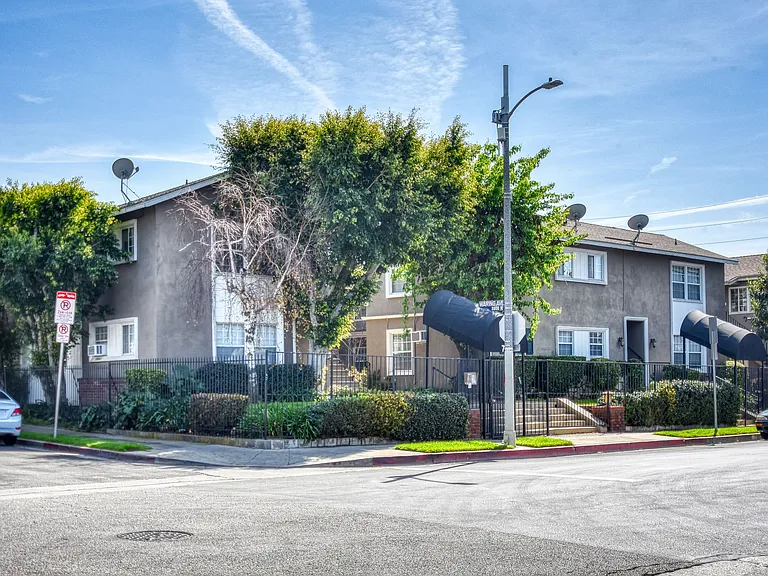 Lillian Way Apartments — Photo 4