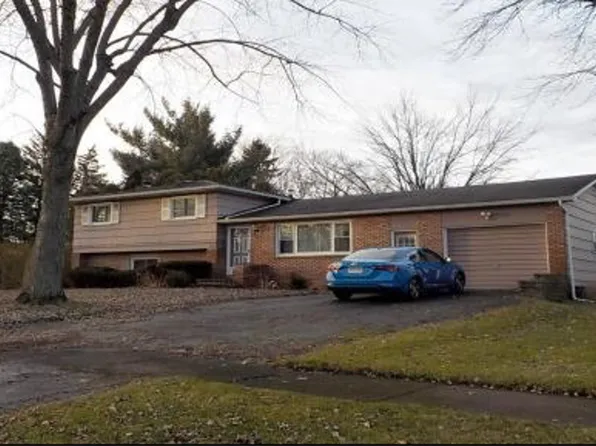 8 Glen Oaks Dr, Rochester, NY 14624