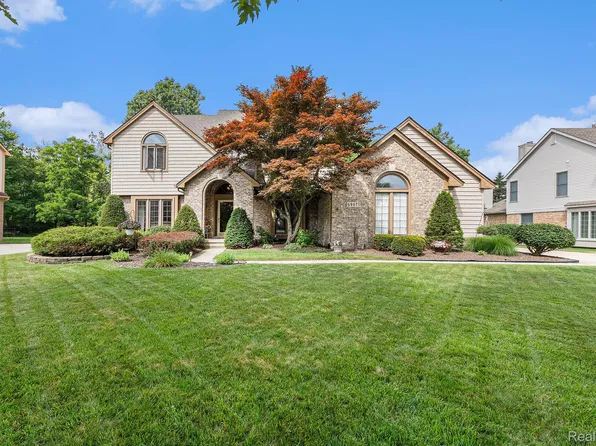 6907 Kings Mill Dr, Canton, MI 48187