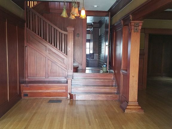 2nd image of 1400 S Manhattan Pl