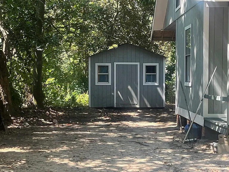 618 Clarke St — Photo 9