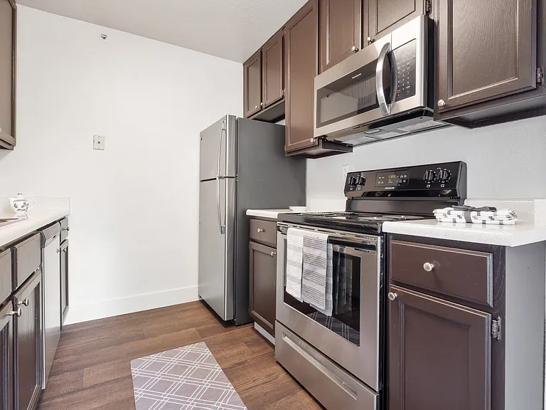 La Vina Apartments — Photo 6