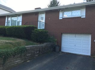 225 Lovers Ln, Steubenville, OH 43953