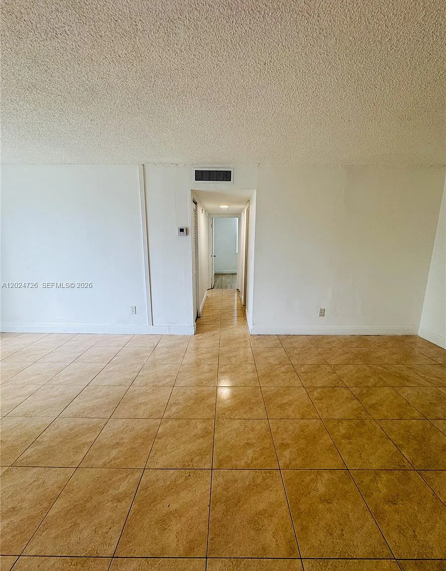 Montecarlo Condo — Photo 1