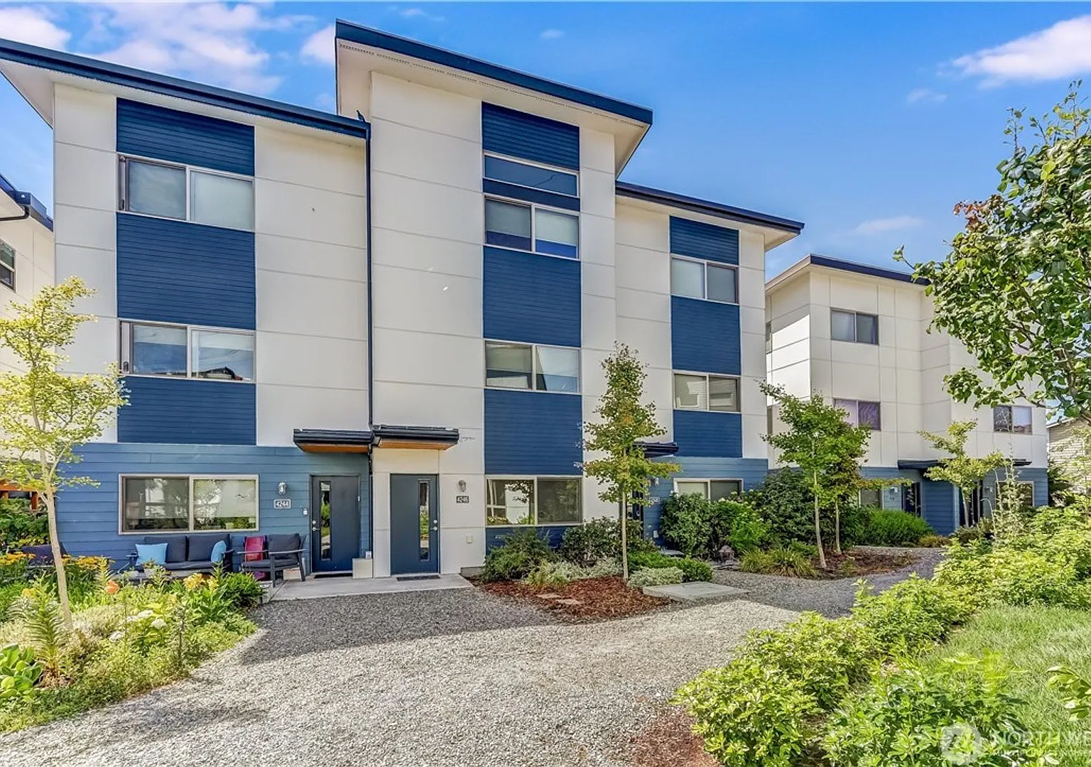 Modern Contemporary Townhome just one block from the Light Rail! — Photo 1