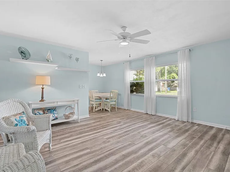 209 NE Lincoln Cir N #109 — Photo 4