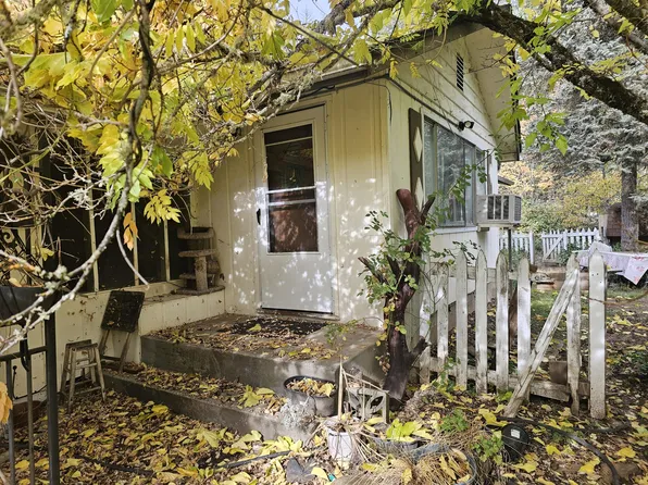 898 Grays Creek Rd, Grants Pass, OR 97527