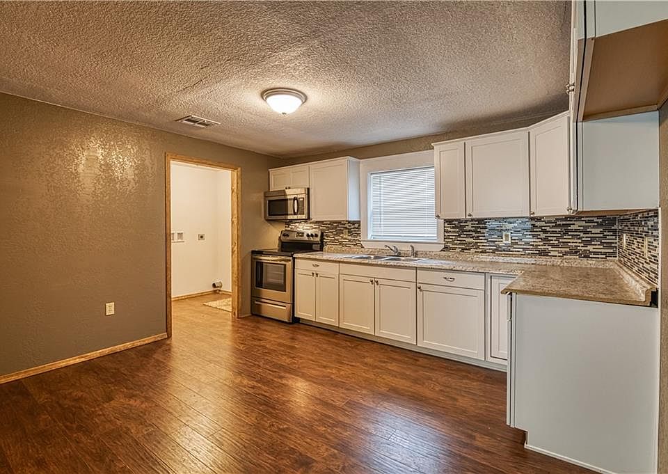 1st image of 619 W C Ave