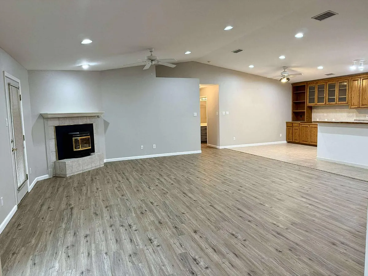 Unit Photo - 305 E Mescalero Rd