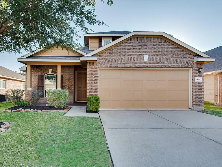 2410 Lakecrest Town Dr — Photo 1