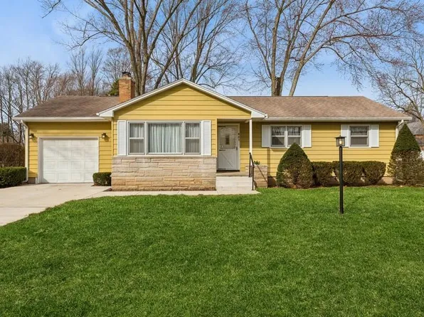 421 Chippewa St, Buchanan, MI 49107