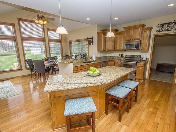 5th image of 1104 Willow Bend Dr