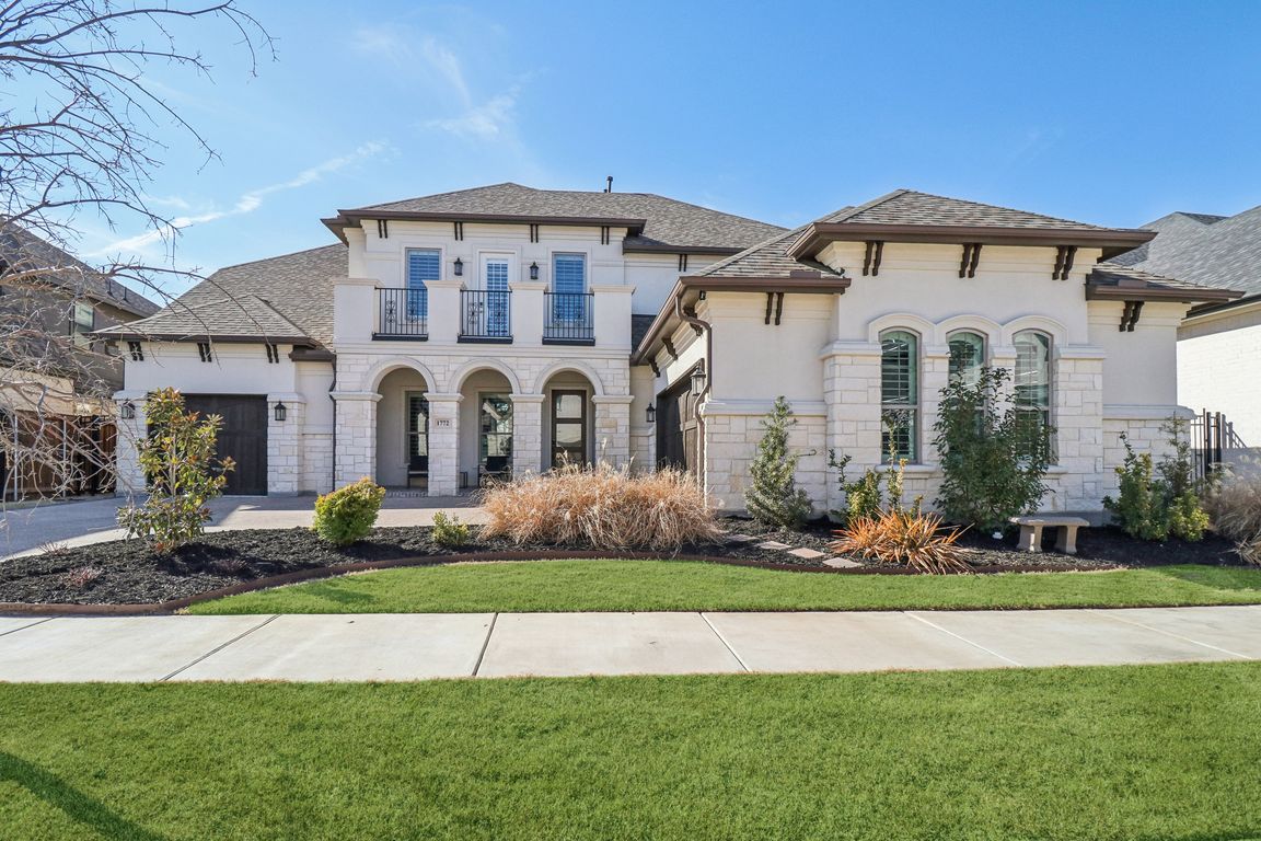 Coopers Hawk Dr-L0802-001.jpg
