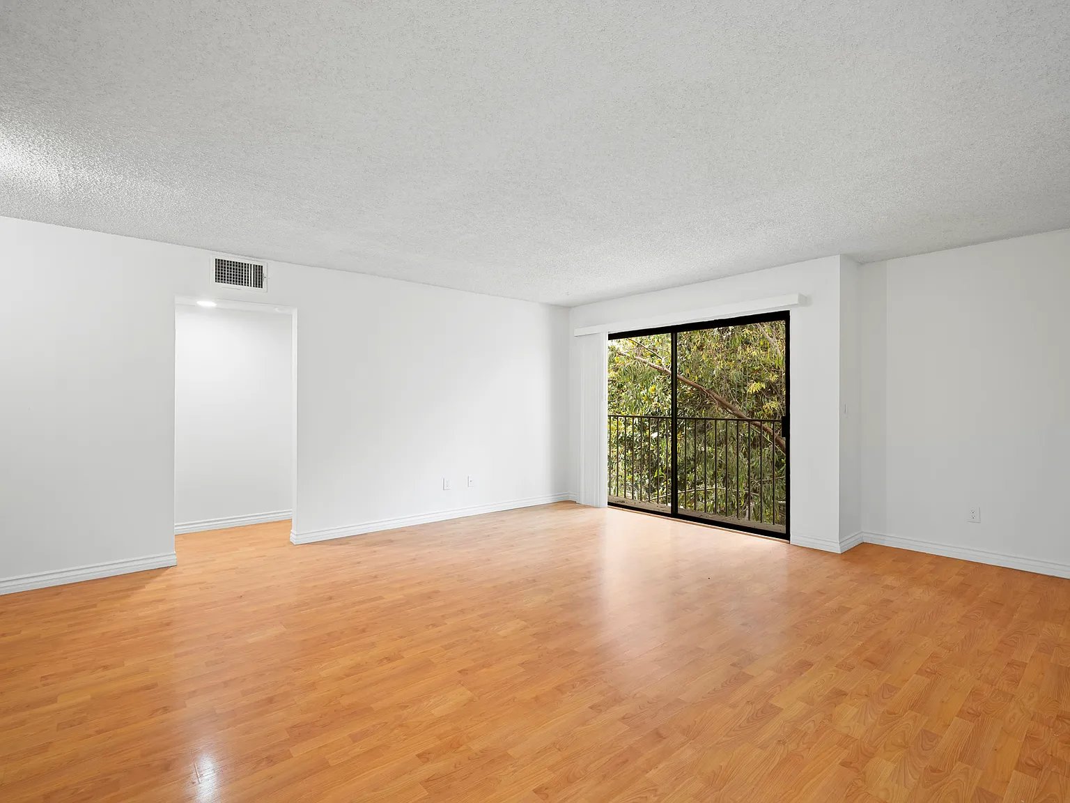 2 bed, 900 sqft, $2,500 — Photo 4