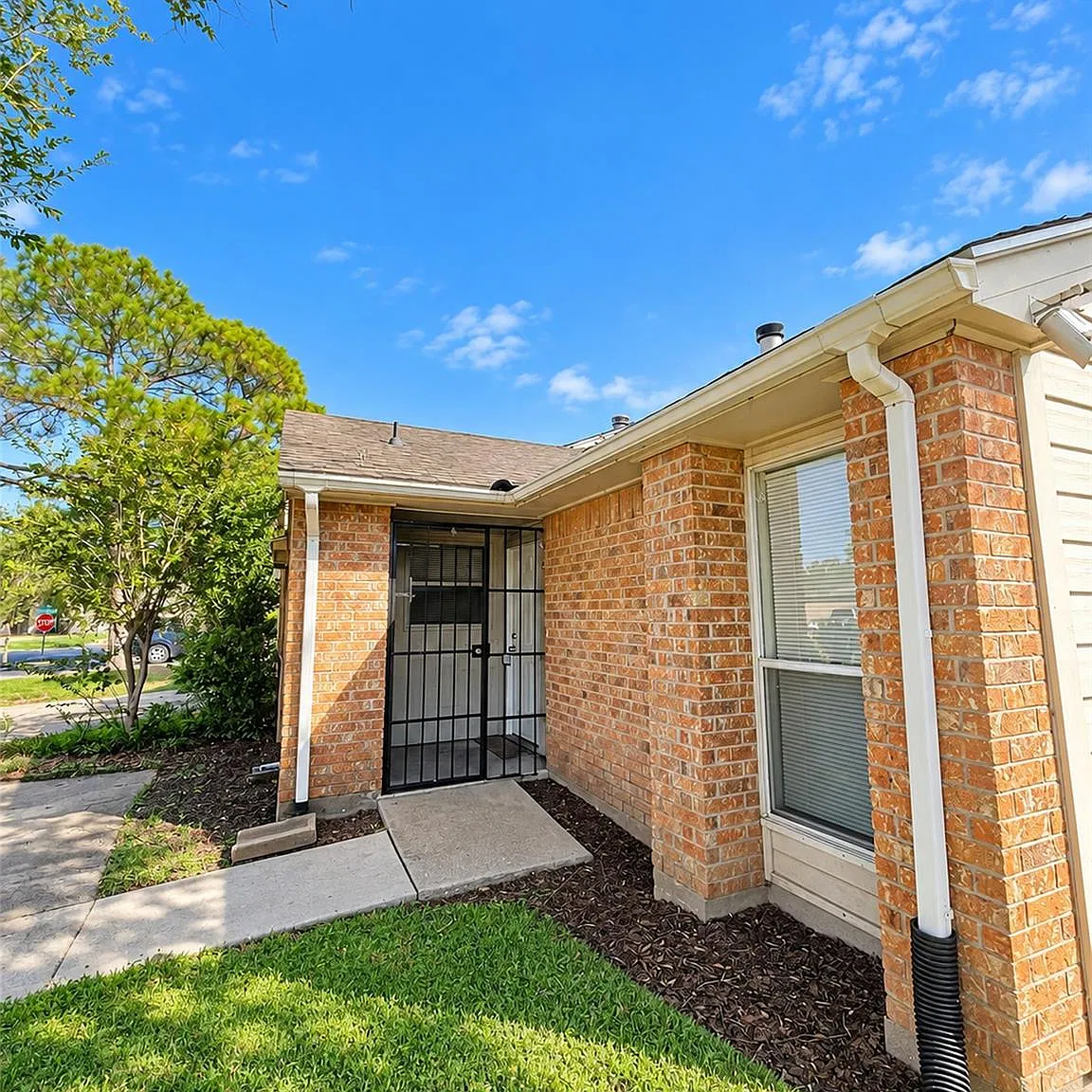 2 bed, 2.0 bath, 1141 sqft, $1,200 — Photo 2