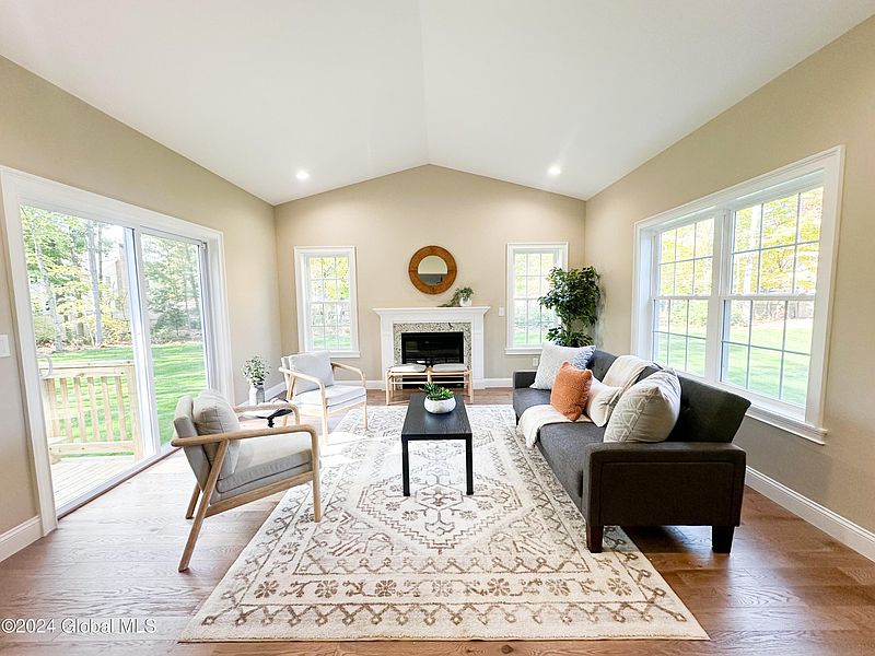 5th image of 24 Algonquin Drive