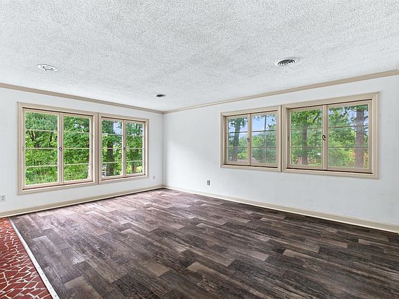 3rd image of 111 Oaklawn Ter