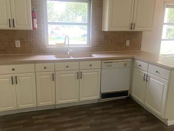 3rd image of 585 Pine Ave