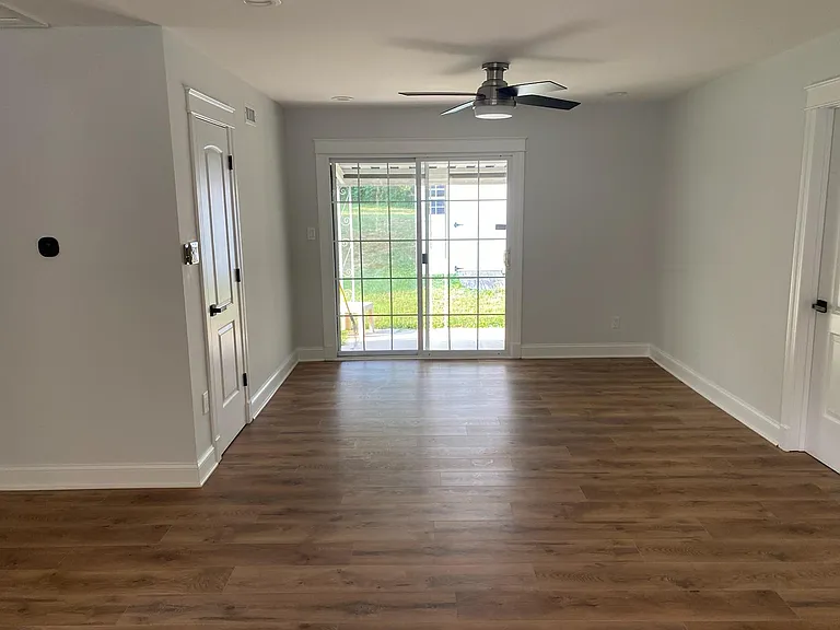 3909 Elmwood Dr — Photo 4