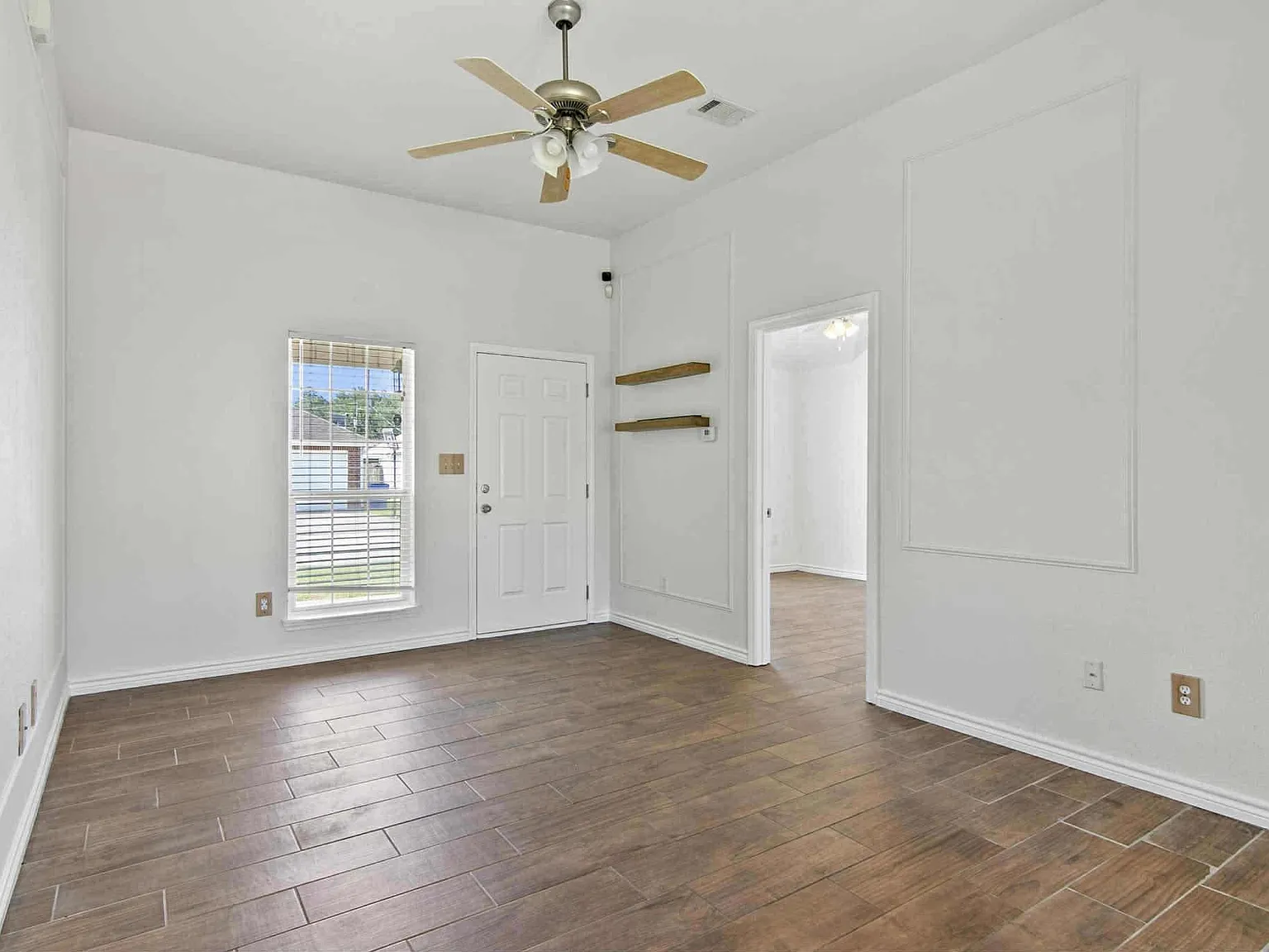 3 bed, 2.0 bath, 1054 sqft, $1,795 — Photo 2