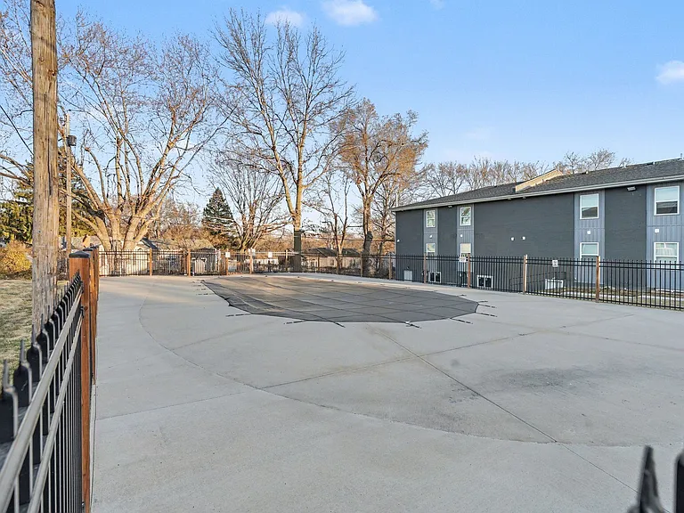Beverly Place Apartments — Photo 16