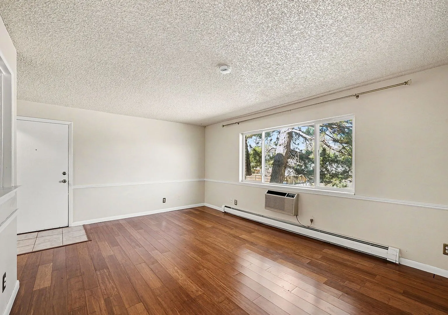 Comfortable 2BR Lakewood Condo with Secure Building Access — Photo 4