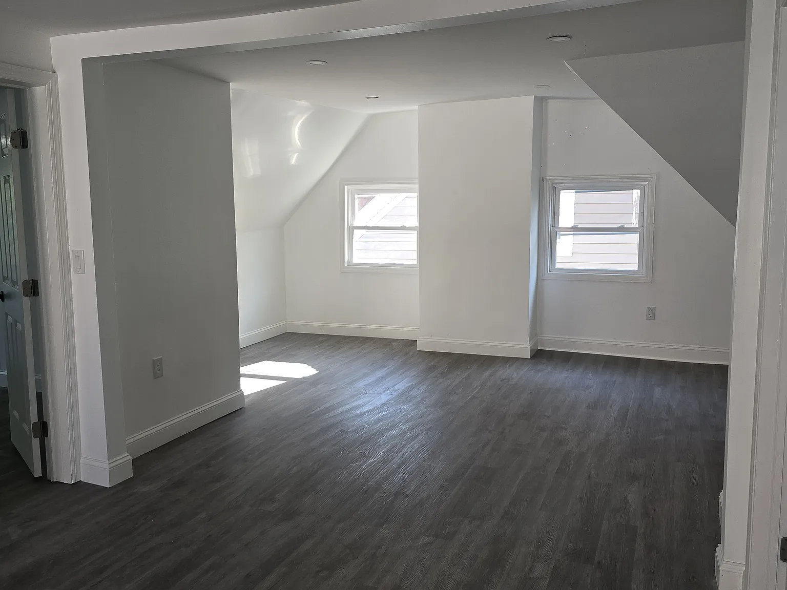 2 bed, 900 sqft, $2,700 — Photo 3